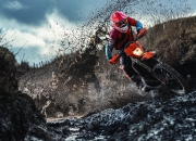 开云官网-英超争冠之夜，卡塞米罗防守端锁死对手，铸就冠军基石