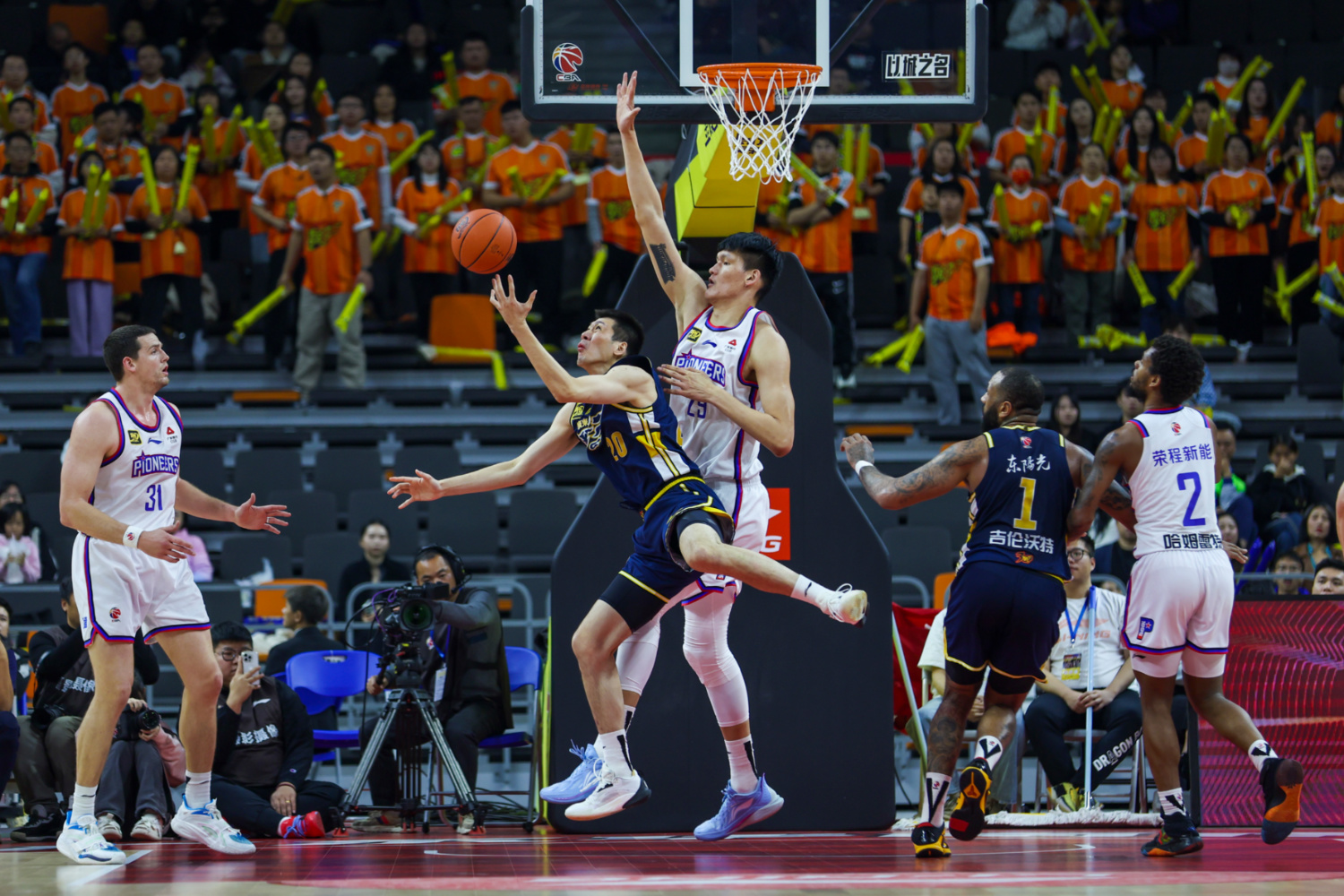 球队准备迎接紧张的篮球赛事,力争冲上巅峰的简单介绍 球队准备迎接紧张的篮球赛事,力争冲上巅峰的简单介绍