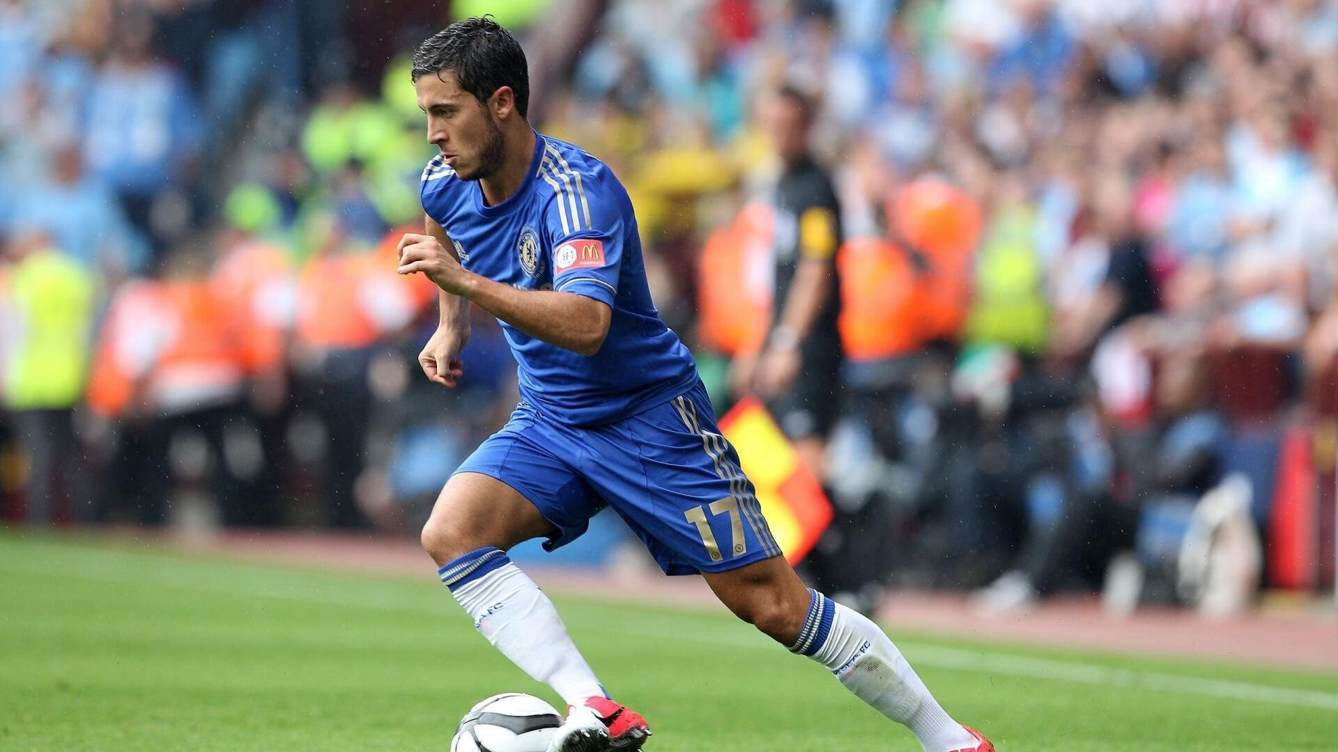 橙色奇迹与格子引擎，当足球绝杀遇见赛道接管，体育如何定义最后时刻